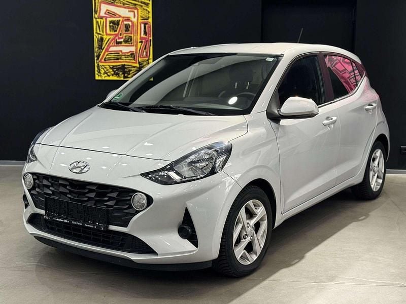 Silber Gebraucht 2022 Hyundai i10 Trend Kleinwagen | 11.889 € (Fairer Preis) - Bild 1/4