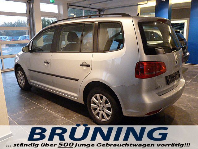 Gebraucht VW Touran Edition 105 PS (77 kW) 2013 Silber metallic Van / Kleinbus