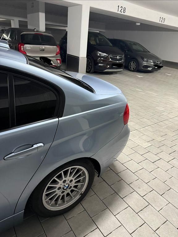Second-hand BMW 318 Performance 143 CP (105 kW) 2010 Albastru Berlinǎ