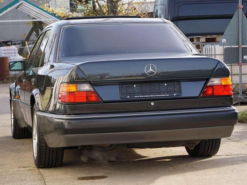 Gebraucht Mercedes E500 326 PS (239 kW) 1991 Blauschwarzmetallic Limousine