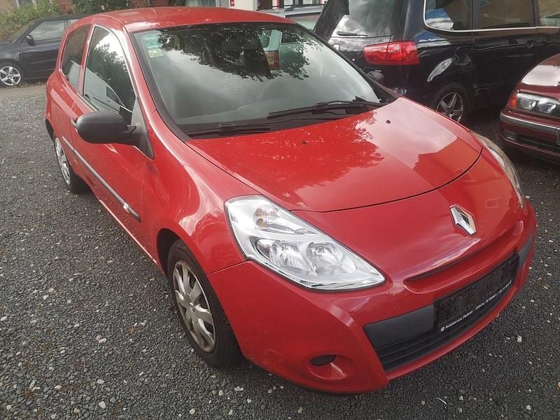 Rot Gebraucht 2012 Renault Clio IV Dynamique Limousine | 2.000 € (Fairer Preis) - Bild 1/4