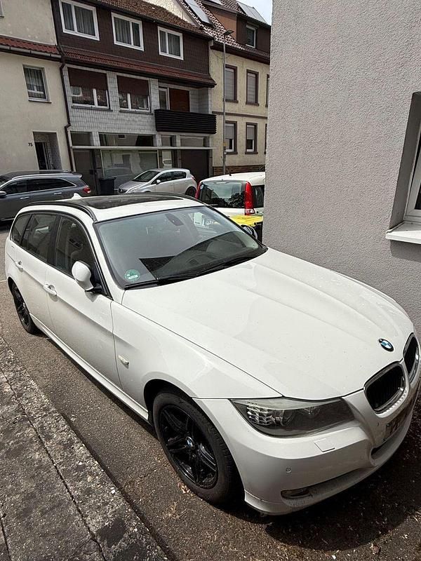 Weiß Gebraucht 2012 BMW 320 Sport Line Kombi | 7.000 € (Superpreis) - Bild 1/4