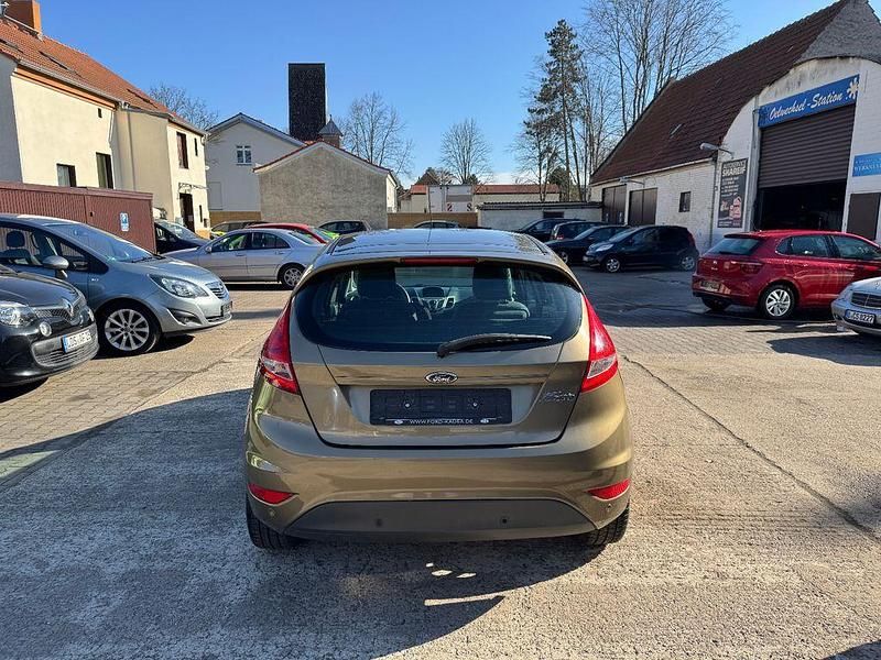 Gebraucht Ford Fiesta Trend 97 PS (71 kW) 2011 Braun Kleinwagen
