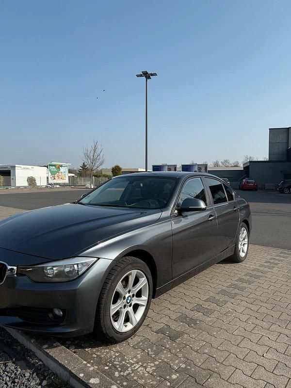Gebraucht BMW 318 143 PS (105 kW) 2015 Blau Limousine