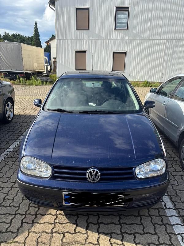 Blau Gebraucht 2002 VW Golf IV Kleinwagen | 2.000 € (Etwas zu teuer) - Bild 1/4
