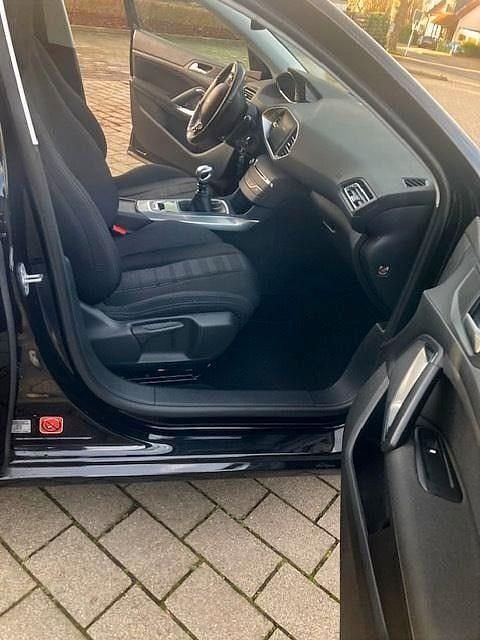 Gebraucht Peugeot 308 Allure 131 PS (96 kW) 2016 Schwarz Limousine