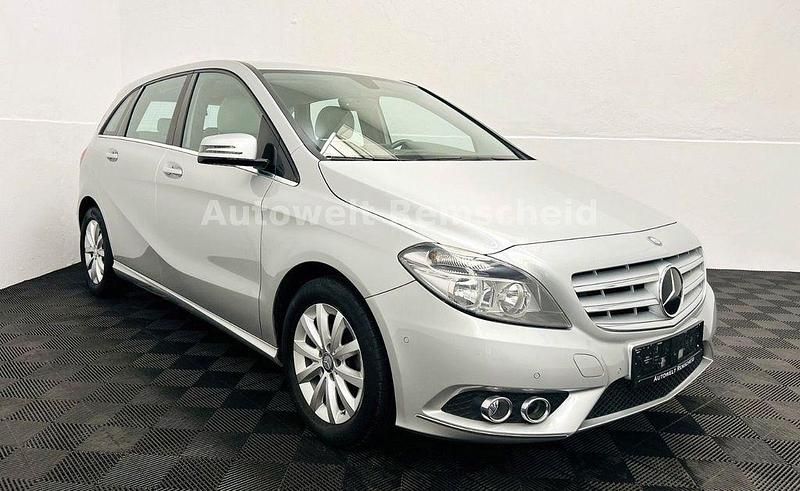 Gebraucht Mercedes B180 122 PS (89 kW) 2013 Silber Van / Kleinbus