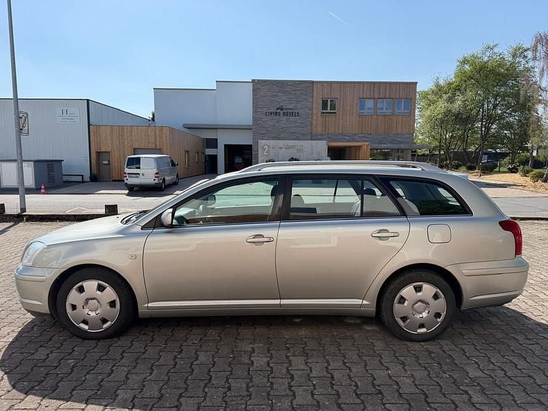 Gebraucht Toyota Avensis 163 PS (119 kW) 2004 Beige Kombi
