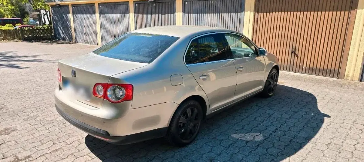 Używany VW Jetta Comfortline 102 KM (75 kW) 2005 Złoty Sedan/Limuzyna