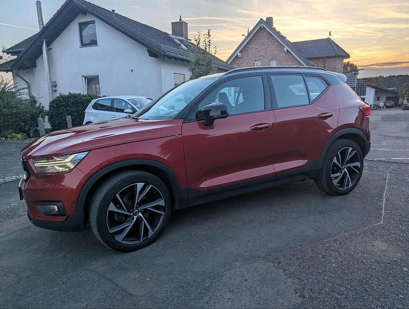 Rot Gebraucht 2018 Volvo XC40 R-Design SUV | 23.500 € (Fairer Preis) - Bild 1/4