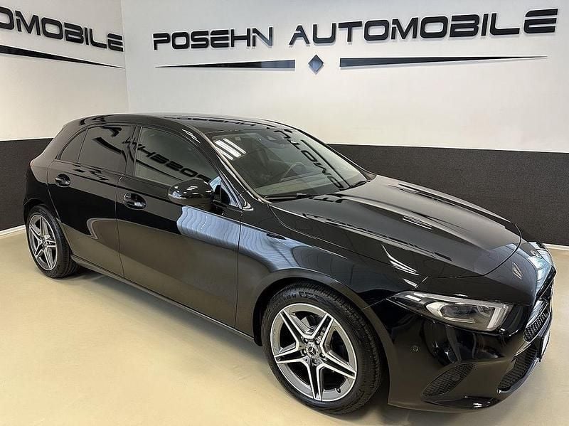 Kosmosschwarz lack Gebraucht 2020 Mercedes A200 AMG Limousine | 27.900 € (Fairer Preis) - Bild 1/4