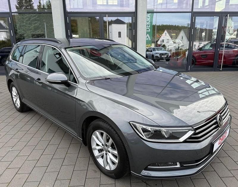 Grau Gebraucht 2015 VW Passat Comfortline Kombi | 11.891 € (Superpreis) - Bild 1/4