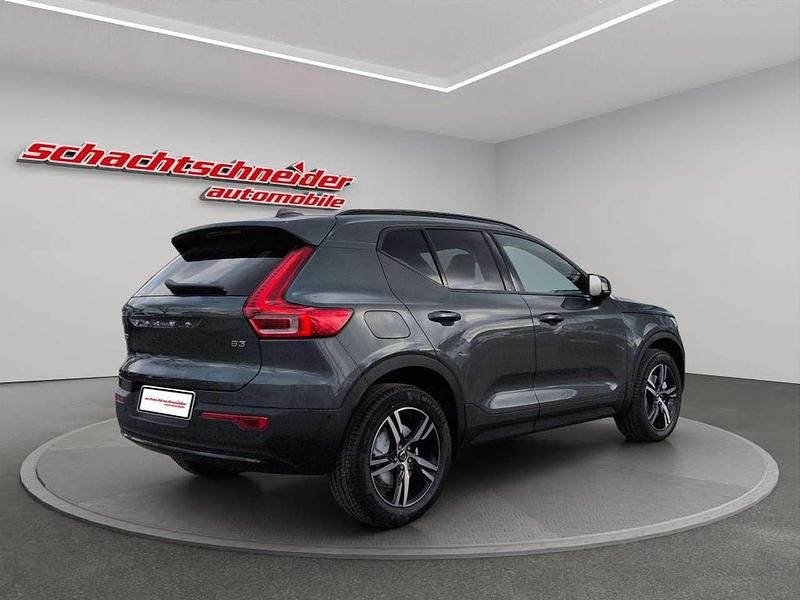 Neu Volvo XC40 Plus 163 PS (119 kW) 2026 Forest lake metallic SUV