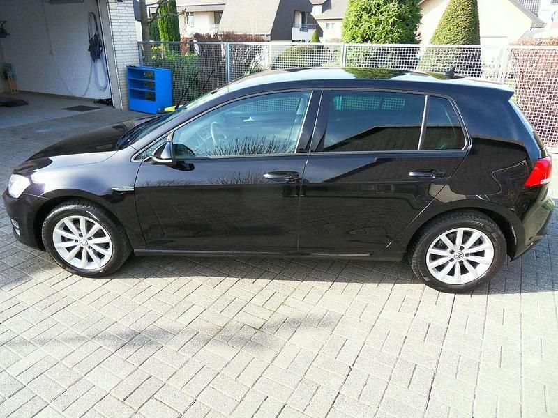 Gebraucht VW Golf VII LOUNGE 110 PS (80 kW) 2016 Deep black perleffekt Kleinwagen