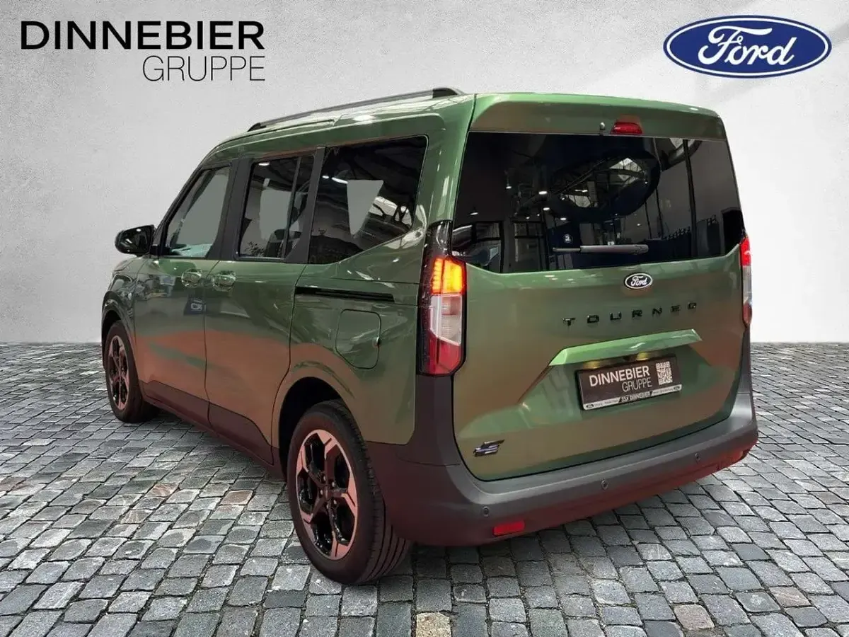 Neu Ford Tourneo Courier Titanium 100 kW (136 PS) 2025 Grün (metallic) Van / Kleinbus