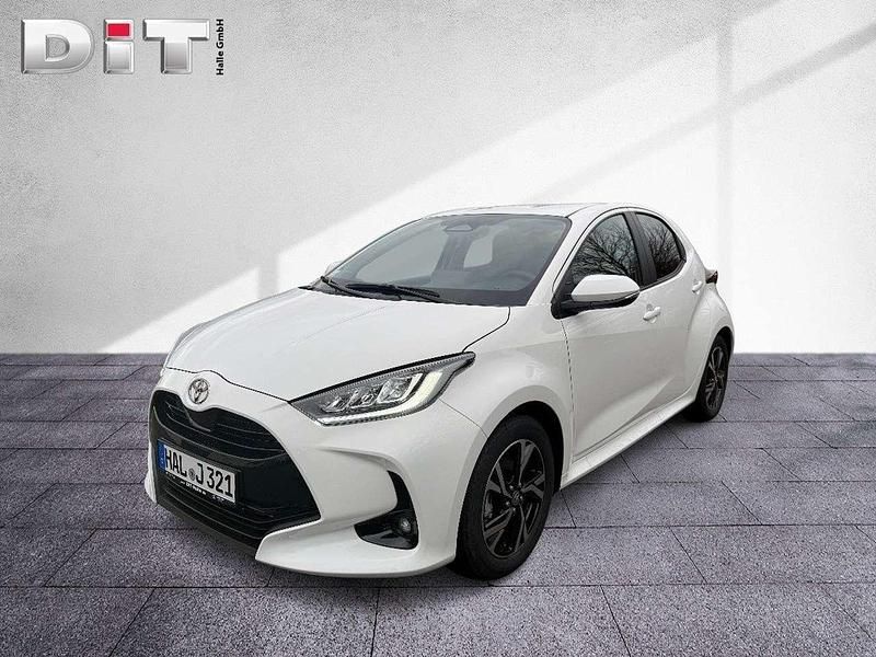 Schneeweiß Gebraucht 2025 Toyota Yaris Hybrid Comfort Kleinwagen | 22.390 € (Fairer Preis) - Bild 1/4