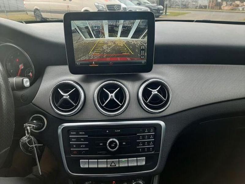 Gebraucht Mercedes CLA180 Urban 122 PS (89 kW) 2017 Rot Limousine