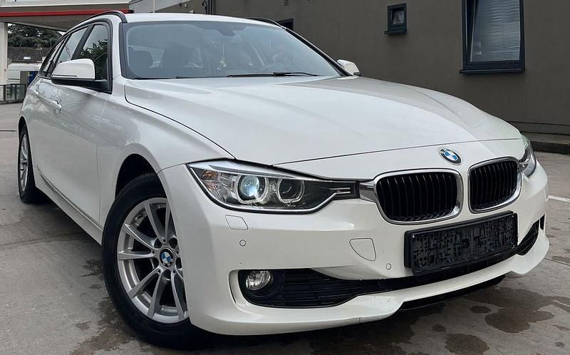 Weiß Gebraucht 2015 BMW 318 Sport Line Kombi | 8.990 € (Guter Preis) - Bild 1/4