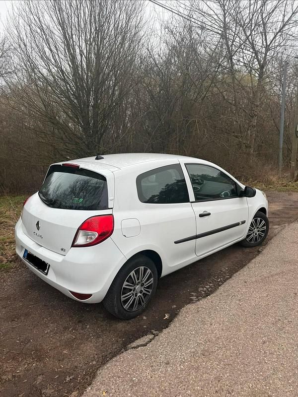 Weiß Gebraucht 2012 Renault Clio IV Kleinwagen | 2.500 € (Superpreis) - Bild 1/4