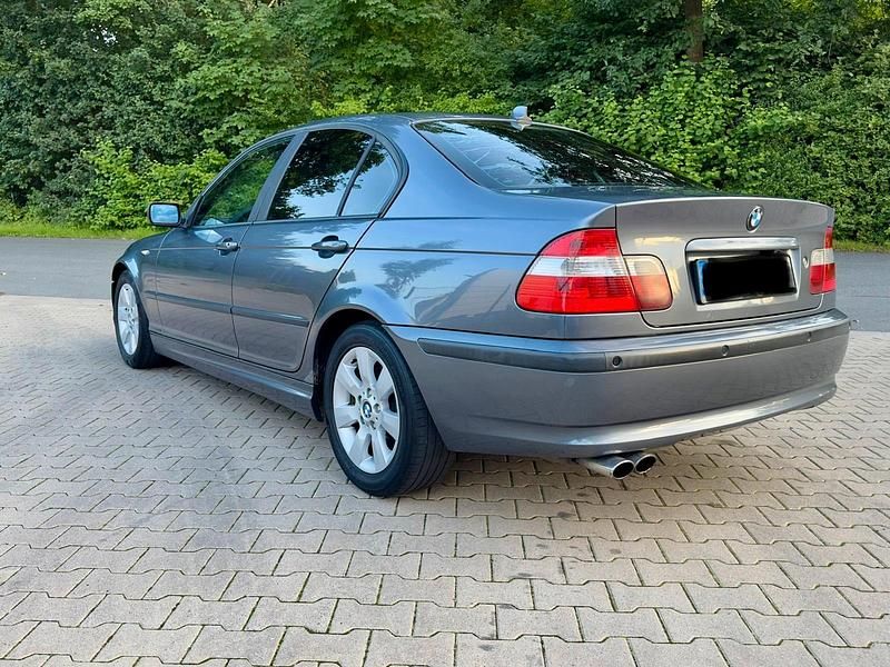 Grau Gebraucht 2002 BMW 325 Limousine | 2.699 € (Fairer Preis) - Bild 1/4