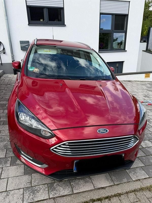 Rot Gebraucht 2017 Ford Focus Kombi | 14.320 € - Bild 1/4