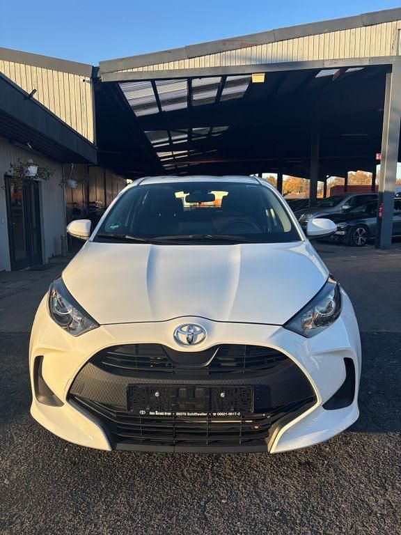 Weiß Gebraucht 2023 Toyota Yaris Comfort Limousine | 11.450 € (Superpreis) - Bild 1/4
