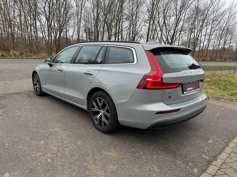 Grau Gebraucht 2023 Volvo V60 Core Kombi | 33.900 € (Fairer Preis) - Bild 1/4