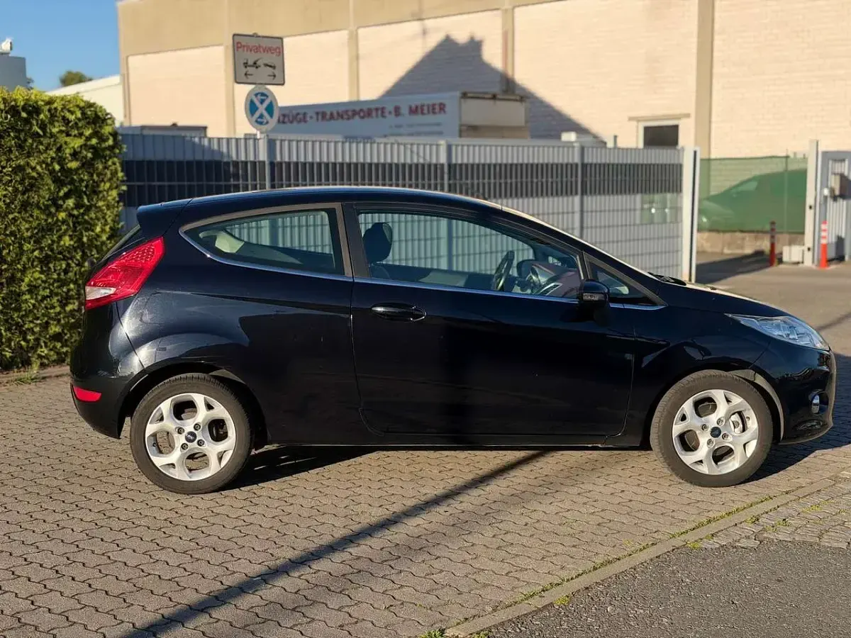 Gebraucht Ford Fiesta Titanium 95 PS (69 kW) 2010 Pantherschwarz metallic Kleinwagen