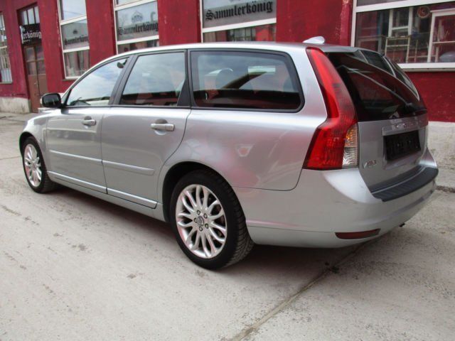 Gebraucht Volvo V50 Momentum 136 PS (100 kW) 2008 Andere farbe metallic Kombi