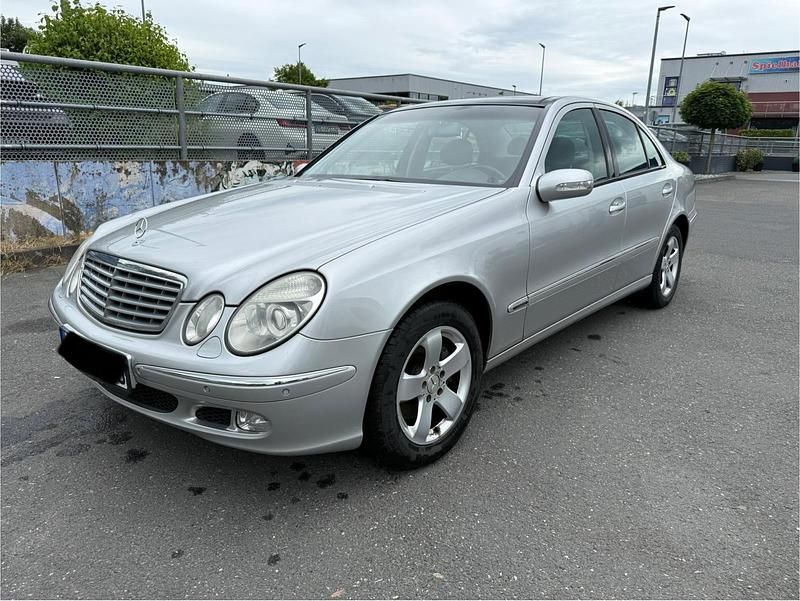 Silber Gebraucht 2003 Mercedes E320 Elegance Limousine | 4.200 € - Bild 1/4