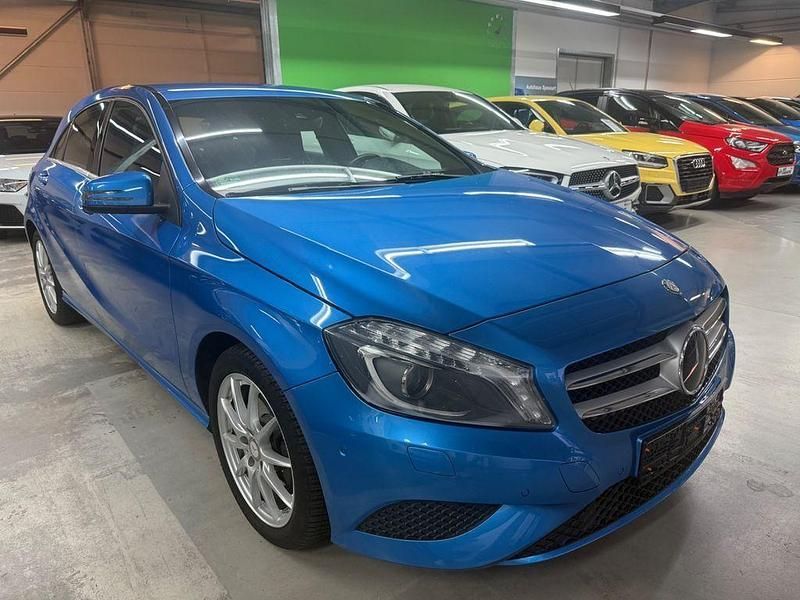 Blau Gebraucht 2014 Mercedes A180 Limousine | 10.090 € (Fairer Preis) - Bild 1/4
