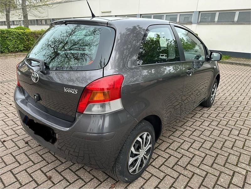 Gebraucht Toyota Yaris 69 PS (50 kW) 2009 Grau Kleinwagen
