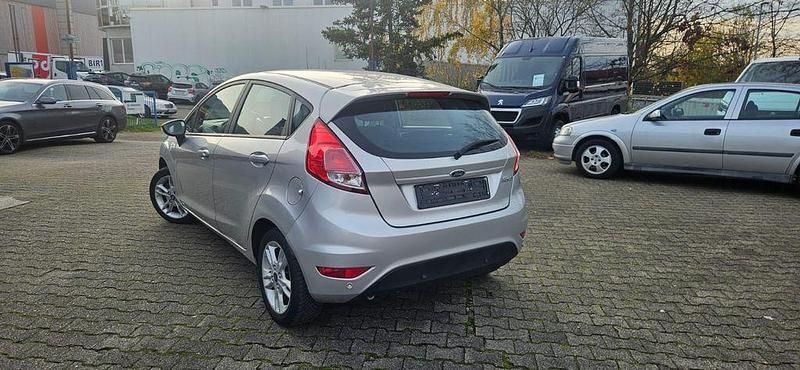 Gebraucht Ford Fiesta Ambiente 80 PS (58 kW) 2015 Silber Limousine