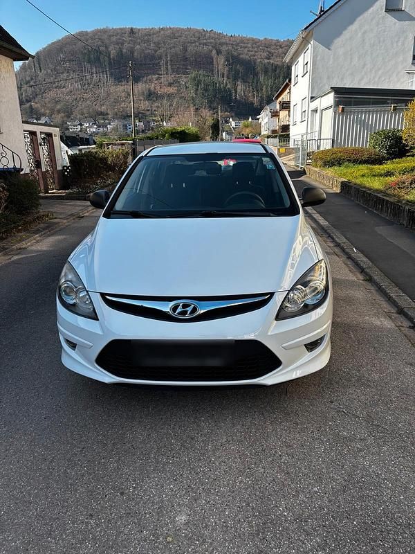 Gebraucht Hyundai i30 109 PS (80 kW) 2011 Weiß Kleinwagen