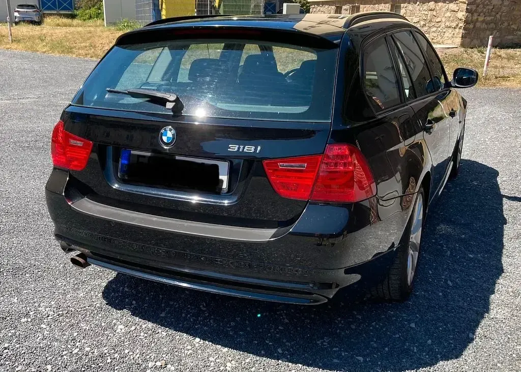 Gebraucht BMW 318 143 PS (105 kW) 2011 Schwarz Kombi