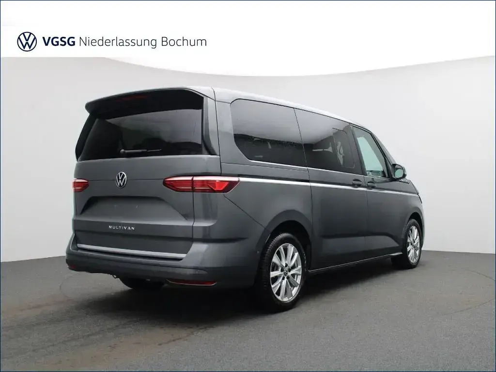 Second-hand VW Multivan Style 150 CP (110 kW) 2024 Gri Monovolum