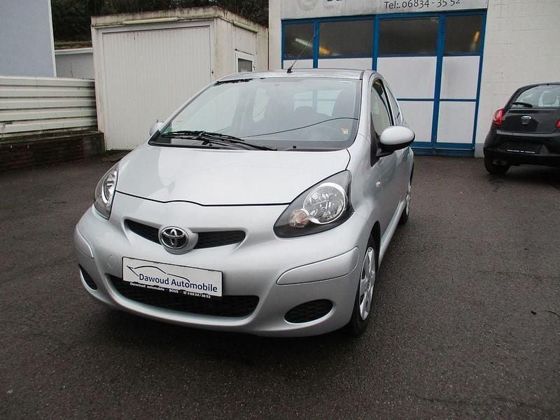 Silber Gebraucht 2009 Toyota Aygo Cool Kleinwagen | 3.900 € (Fairer Preis) - Bild 1/4