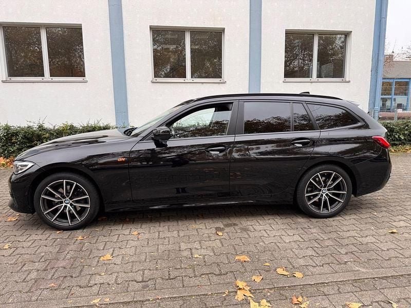 Schwarz Gebraucht 2020 BMW 320 Performance Kombi | 17.950 € (Superpreis) - Bild 1/4