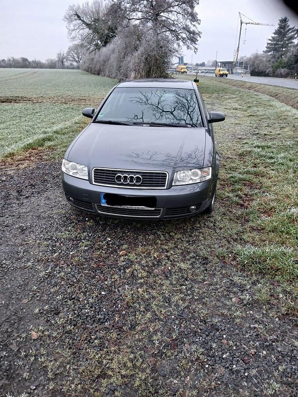 Grau Gebraucht 2001 Audi A4 Limousine | 650 € (Superpreis) - Bild 1/4