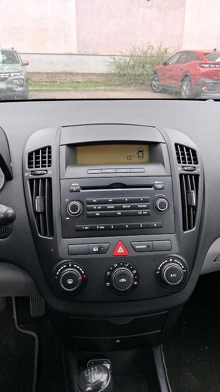 Używany Kia Ceed 96 KM (70 kW) 2008 Szary Hatchback