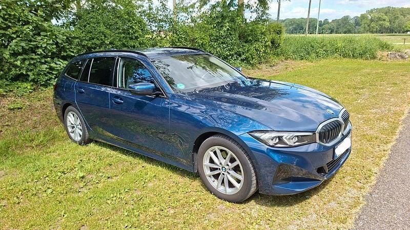 Blau Gebraucht 2023 BMW 320 Shadowline Kombi | 30.990 € (Guter Preis) - Bild 1/4