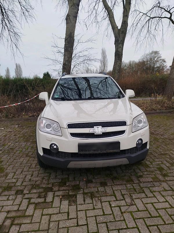 Weiß Gebraucht 2009 Chevrolet Captiva SUV | 5.300 € - Bild 1/4
