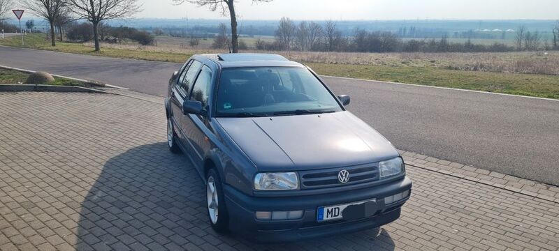Grau Gebraucht 1993 VW Vento GT Limousine | 4.950 € - Bild 1/4