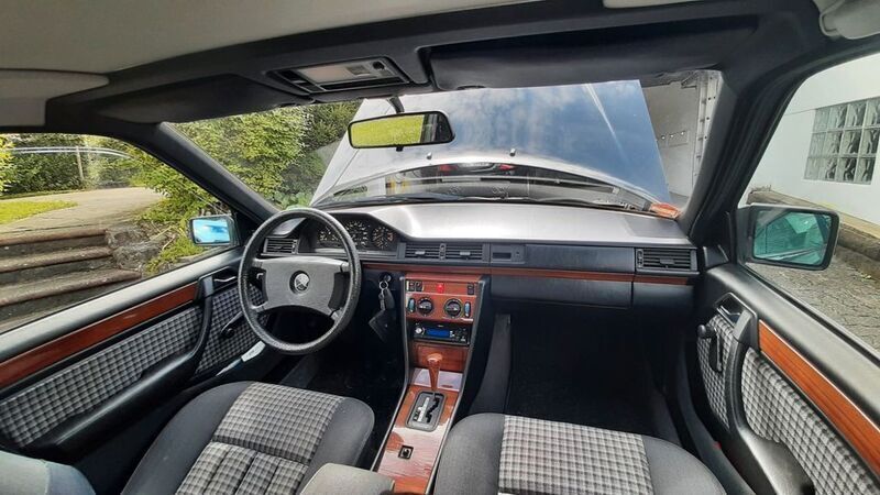 Schwarz Gebraucht 1991 Mercedes 230 Limousine | 3.500 € - Bild 1/4
