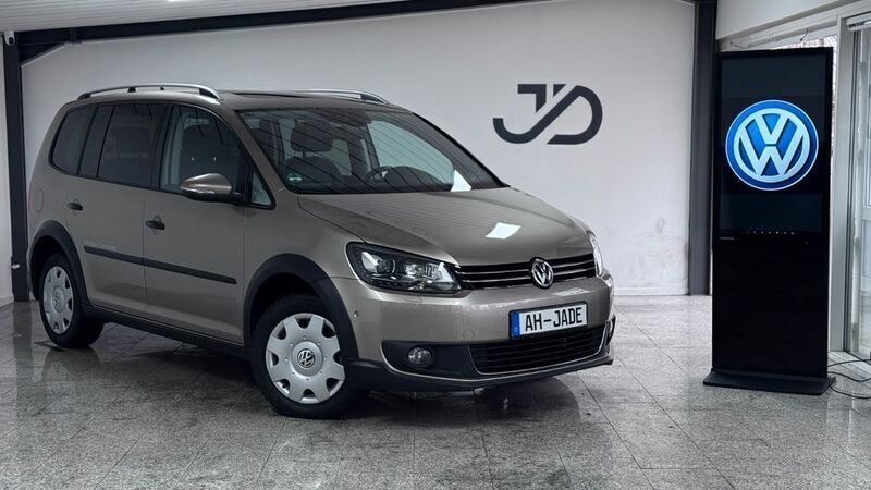 Braun Gebraucht 2014 VW Touran Cross Highline Van / Kleinbus | 16.950 € (Teuer) - Bild 1/4