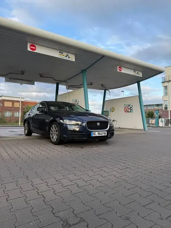 Gebraucht Jaguar XE Portfolio 179 PS (131 kW) 2016 Blau Limousine