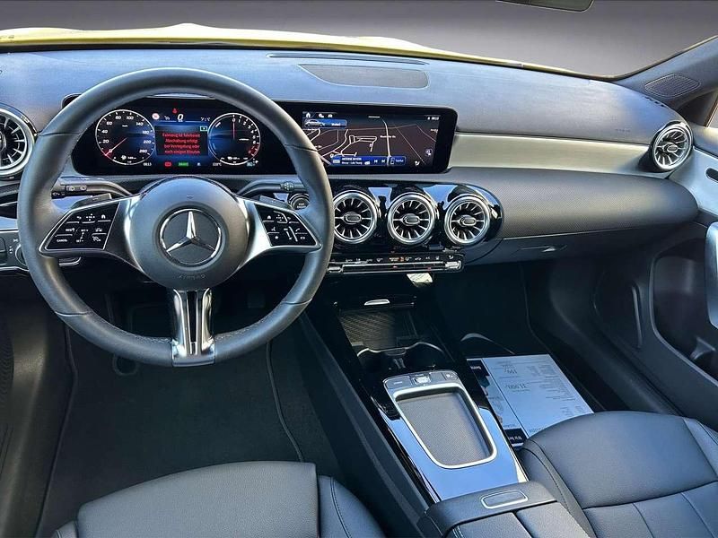 Gebraucht Mercedes A250 Advanced Plus 163 PS (119 kW) 2024 Sonnengelb Kleinwagen