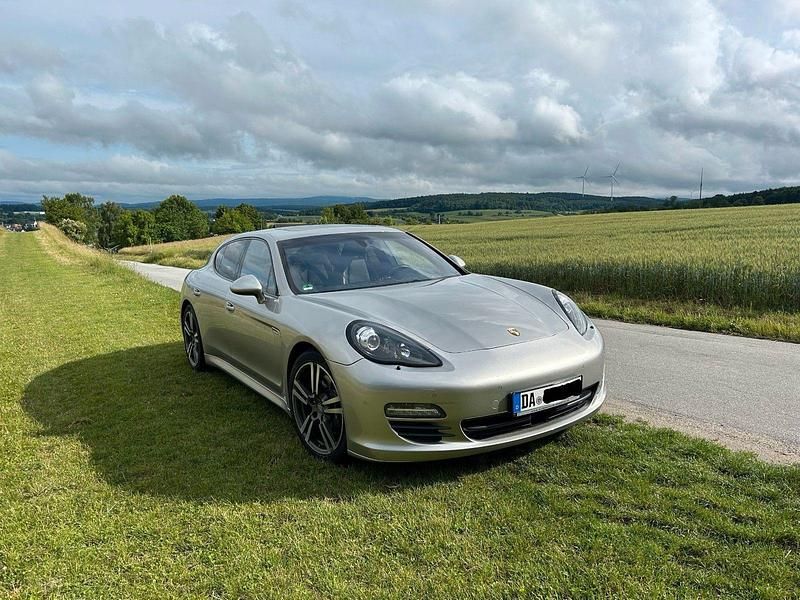 Silber Gebraucht 2012 Porsche Panamera Coupé | 23.900 € (Fairer Preis) - Bild 1/4