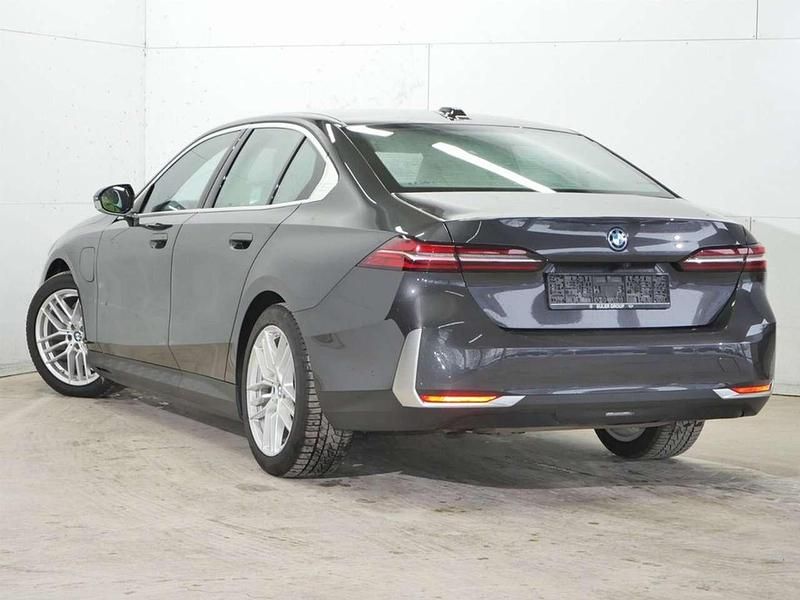Gebraucht BMW 530e 299 PS (219 kW) 2024 Sophistograu brillanteffekt Limousine