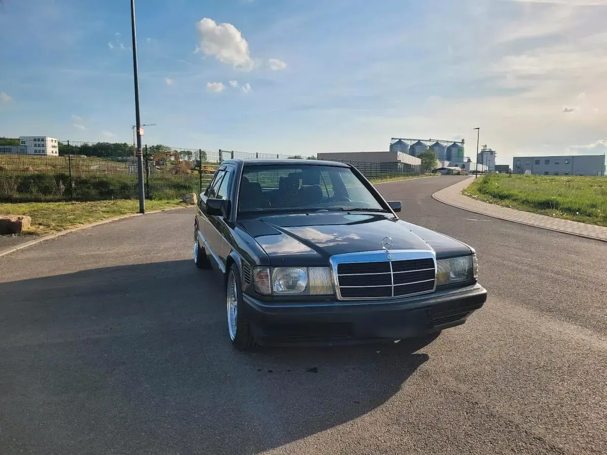 Gebraucht Mercedes 190 125 PS (91 kW) 1992 Schwarz Limousine